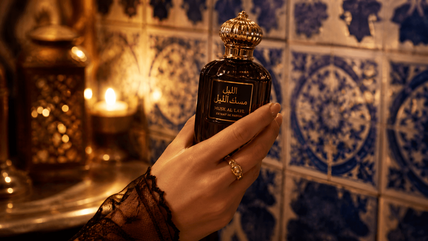 Frasco Musk Al Layl Extrait de Parfum sobre azulejos azuis e lanterna marroquina